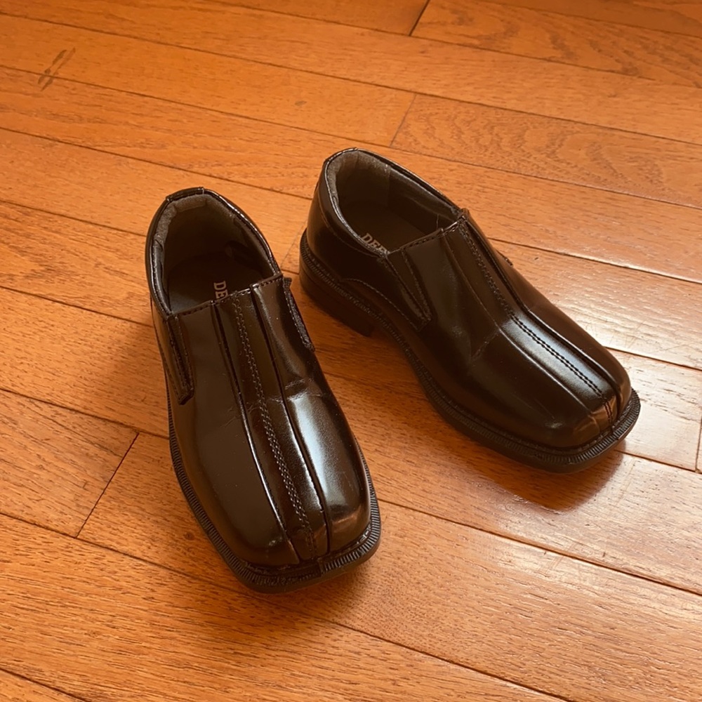 Deer stags boys dress shoes, black.